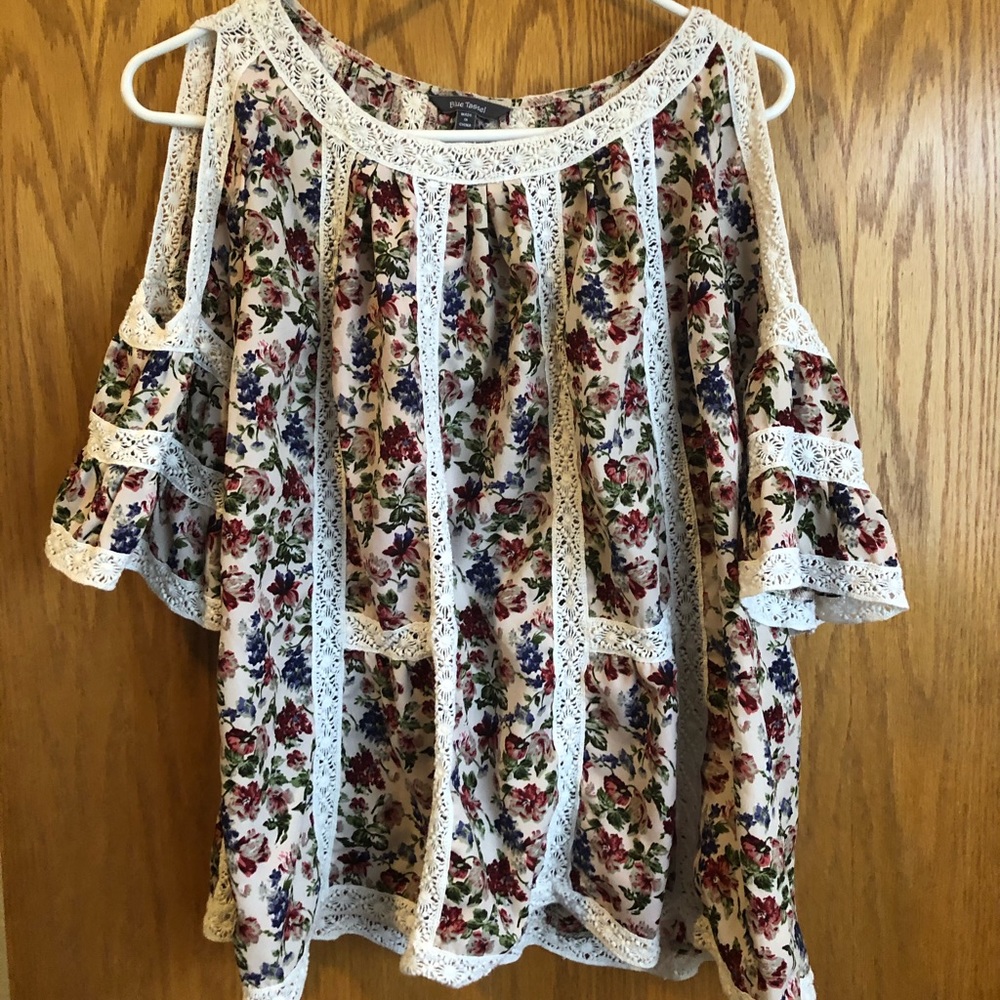 Anthropologie floral lace shoulder cut out blouse